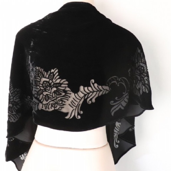 Liz Claiborne Sweaters - Liz Claiborne Beautiful Open Shawl
